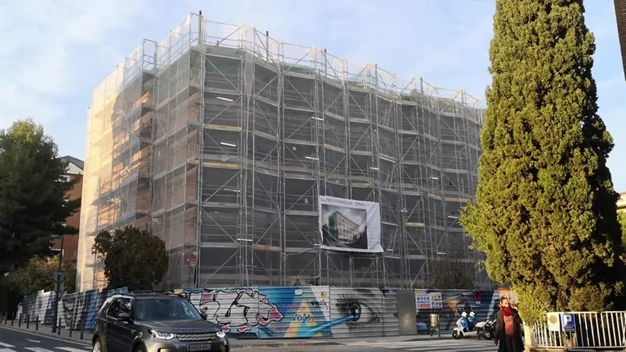 Andamios tubulares en obra de rehabilitación de fachada, Barcelona